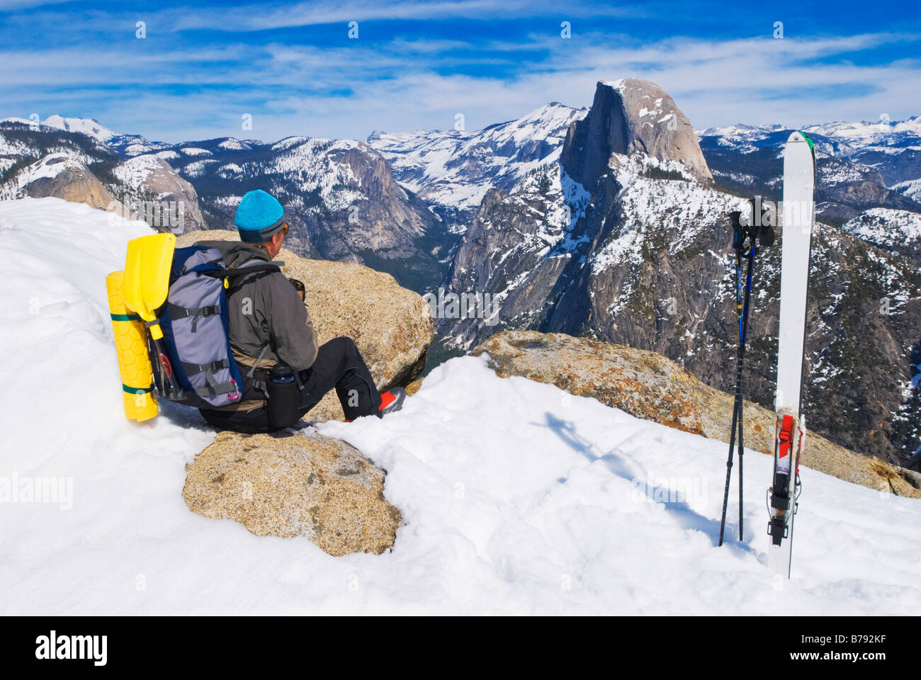 Backcountry rider e mezza cupola dal punto ghiacciaio del Parco Nazionale Yosemite in California Foto Stock