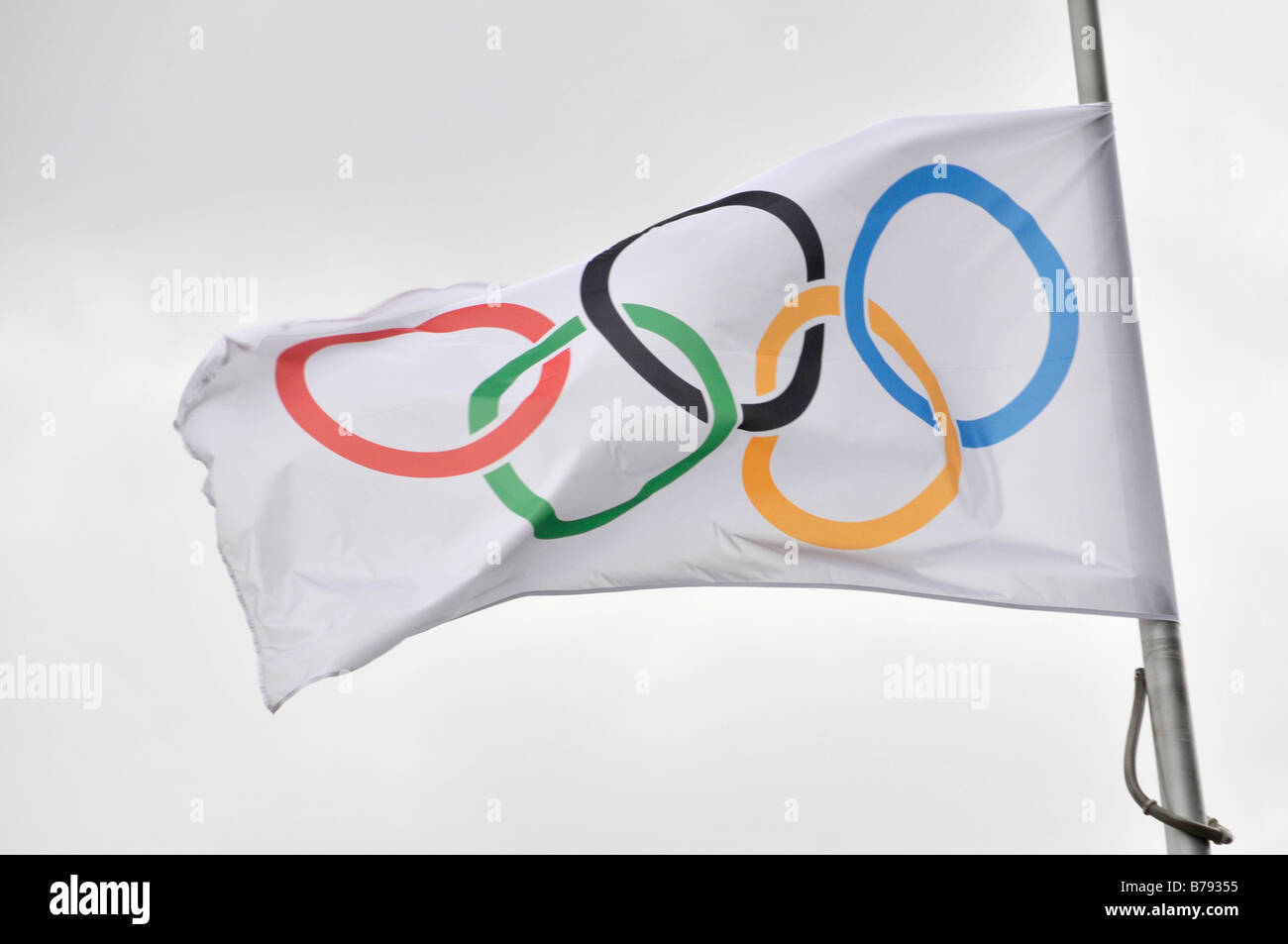 La bandiera olimpica prende il suo posto accanto all'Unione Jack nella parte anteriore del Tower Bridge al di fuori di Londra City Hall. Foto Stock