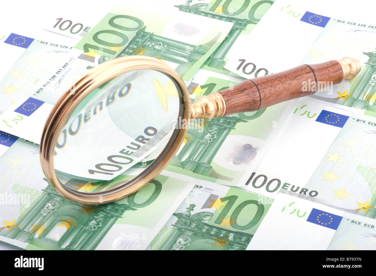 Oggetto sulla moneta bianca lente di ingrandimento con il denaro Foto Stock