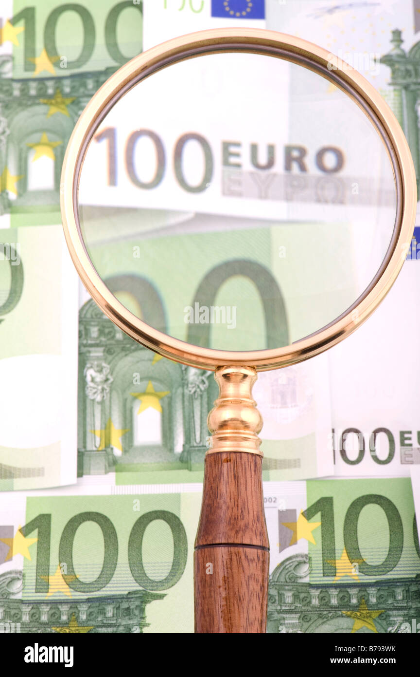 Oggetto sulla moneta bianca lente di ingrandimento con il denaro Foto Stock