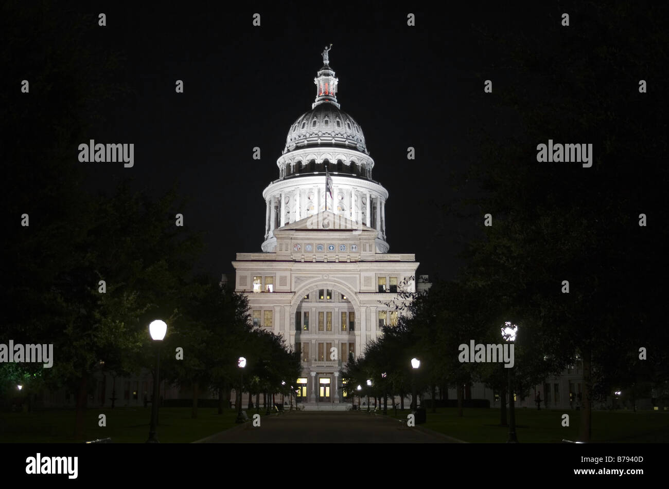 Un bel colpo pulito del Campidoglio dello Stato del Texas edificio nel centro di Austin in Texas durante la notte Foto Stock
