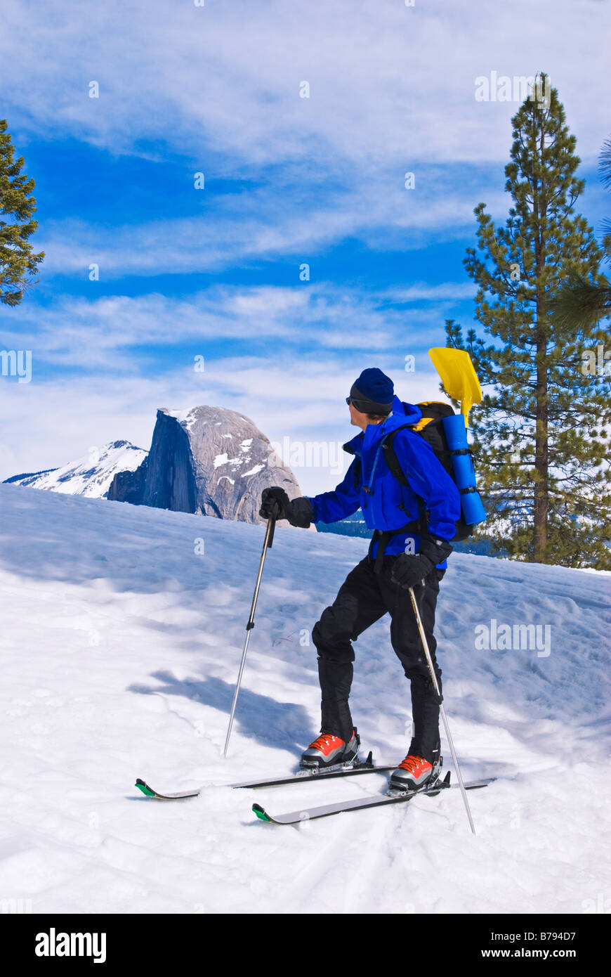 Backcountry rider e mezza cupola dal punto ghiacciaio del Parco Nazionale Yosemite in California Foto Stock