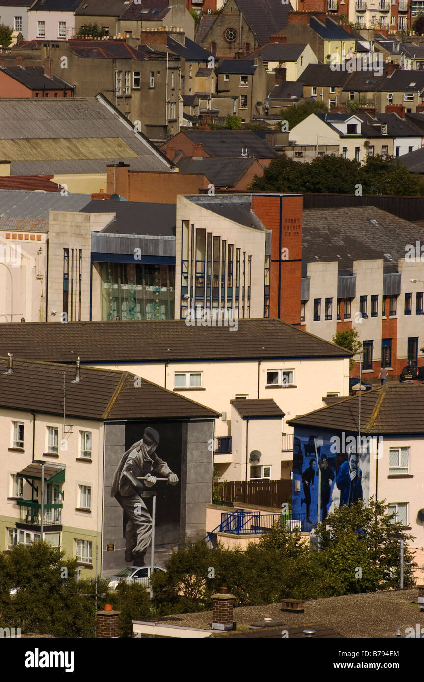 Murales su rossville street con vista di bogside, derry, Foto Stock