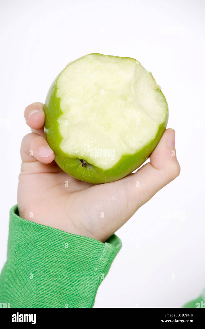 Bambino tenendo un apple morso off, close up Foto Stock