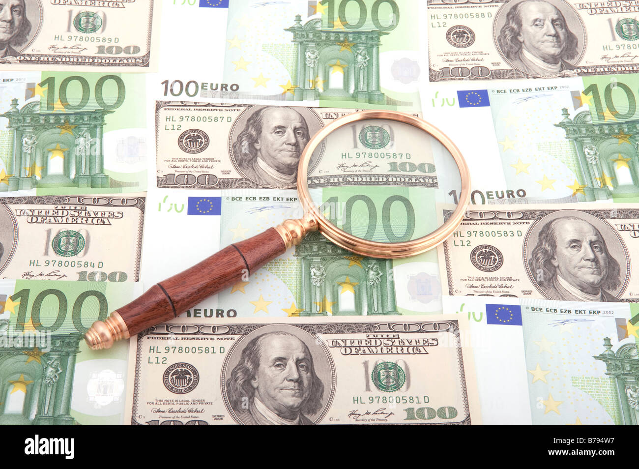 Oggetto sulla moneta bianca lente di ingrandimento con il denaro Foto Stock