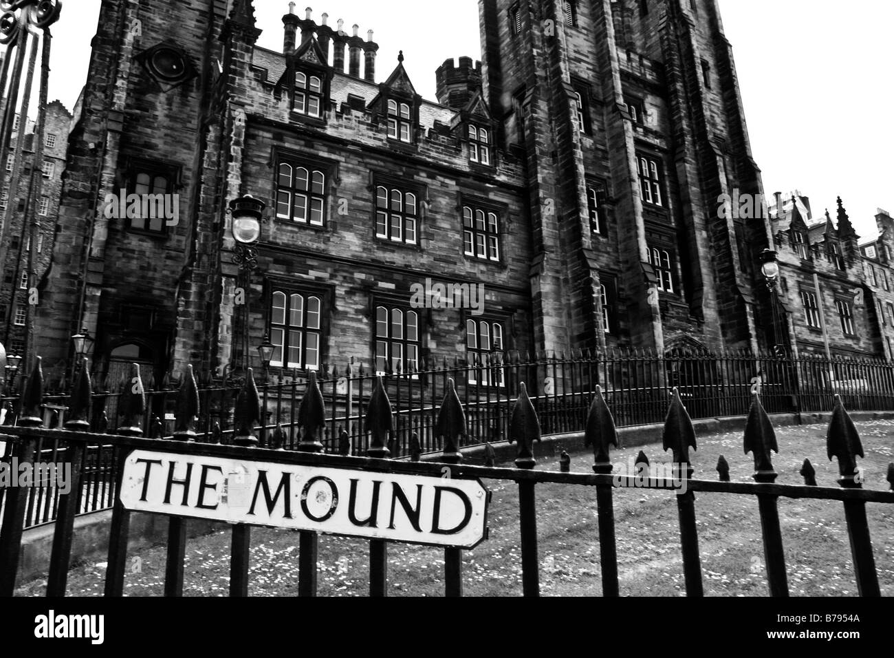 Il vecchio edificio del parlamento scozzese e il Tumulo, Edimburgo Foto Stock