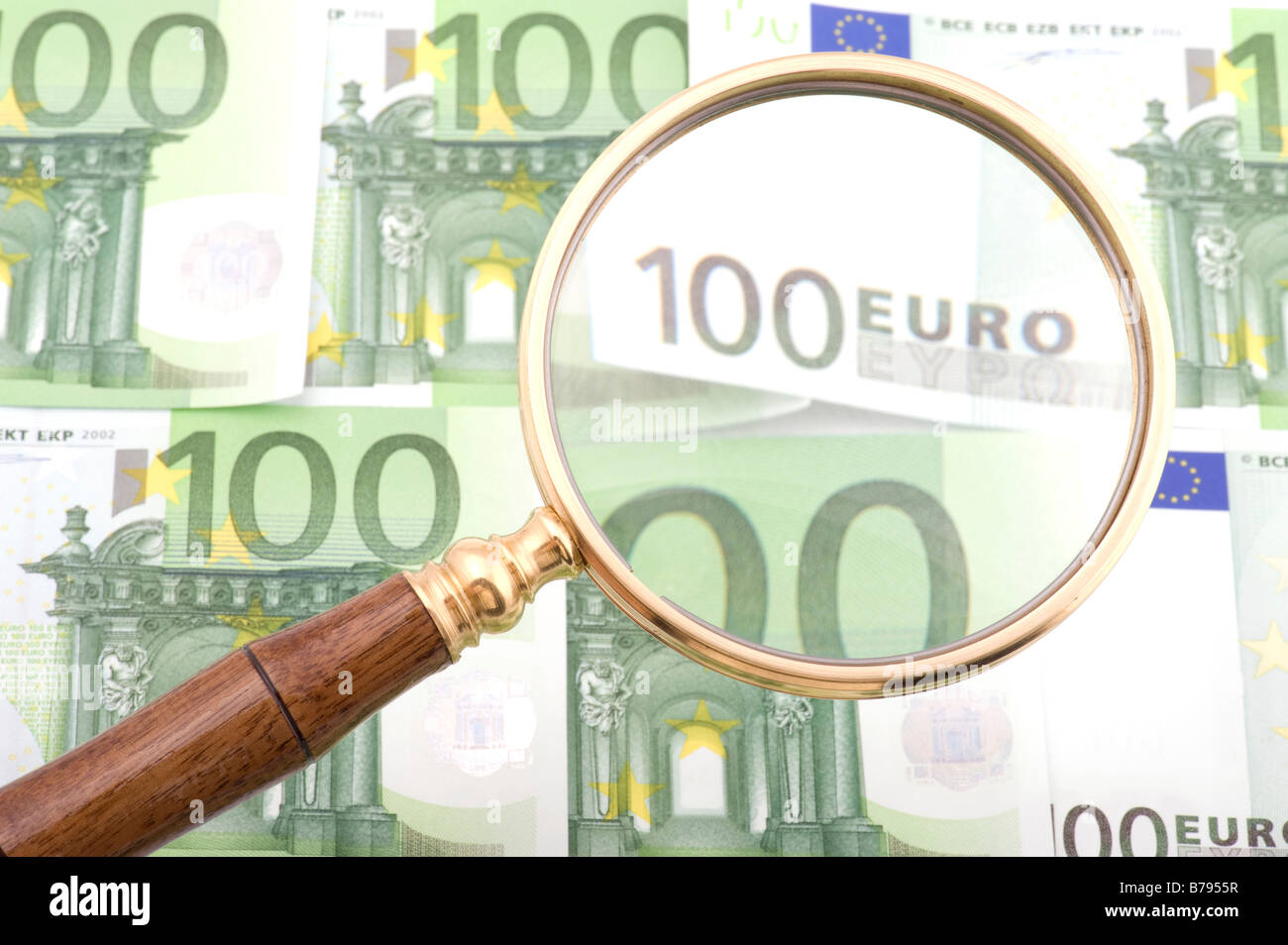 Oggetto sulla moneta bianca lente di ingrandimento con il denaro Foto Stock