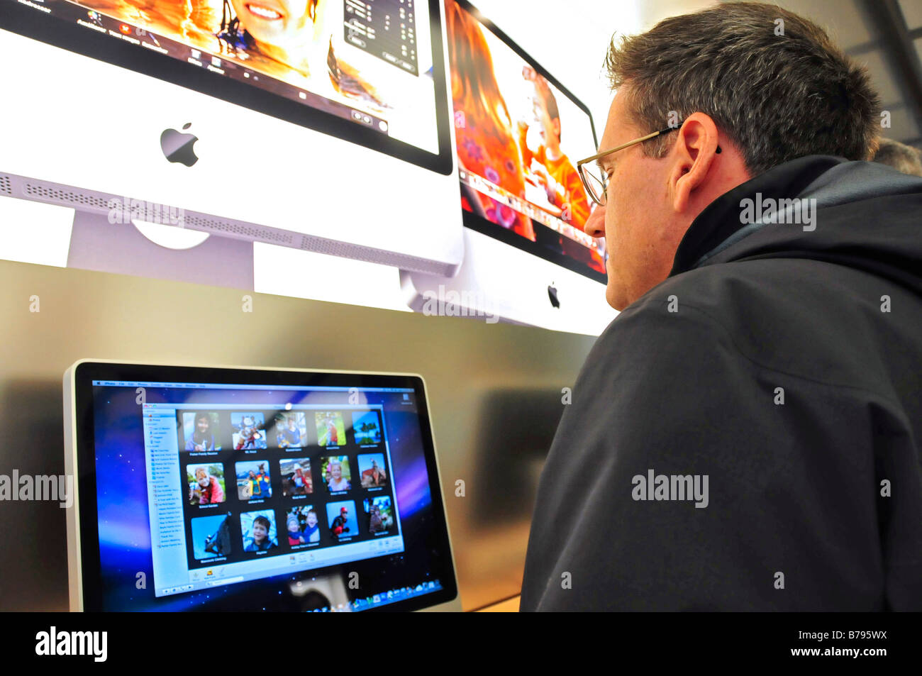 Client Mac in negozio nel centro di Montreal il Sainte Catherine Street Foto Stock