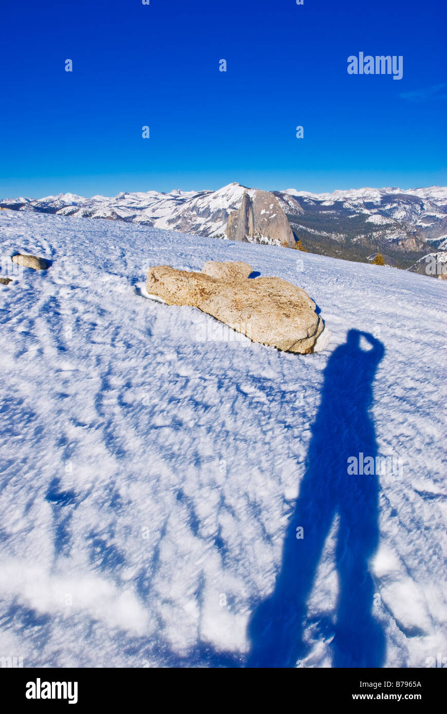 Silhouette di sciatore e mezza cupola dal vertice della cupola Sentinel Yosemite National Park in California Foto Stock