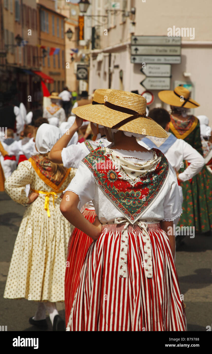 Donne vestiti in abiti tradizionali a St Tropez, Francia Foto stock - Alamy