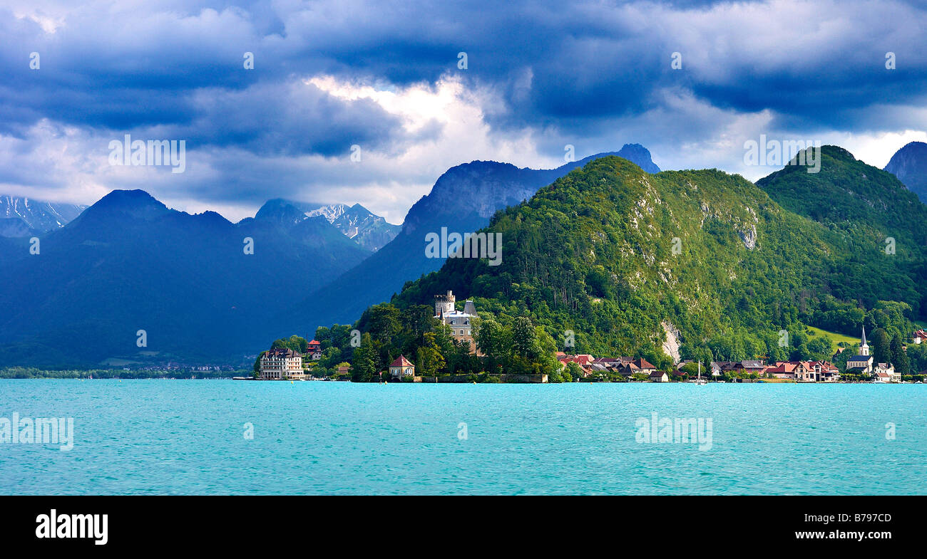 Lac d'Annecy guardando verso Duingt e delle Alpi. Foto Stock