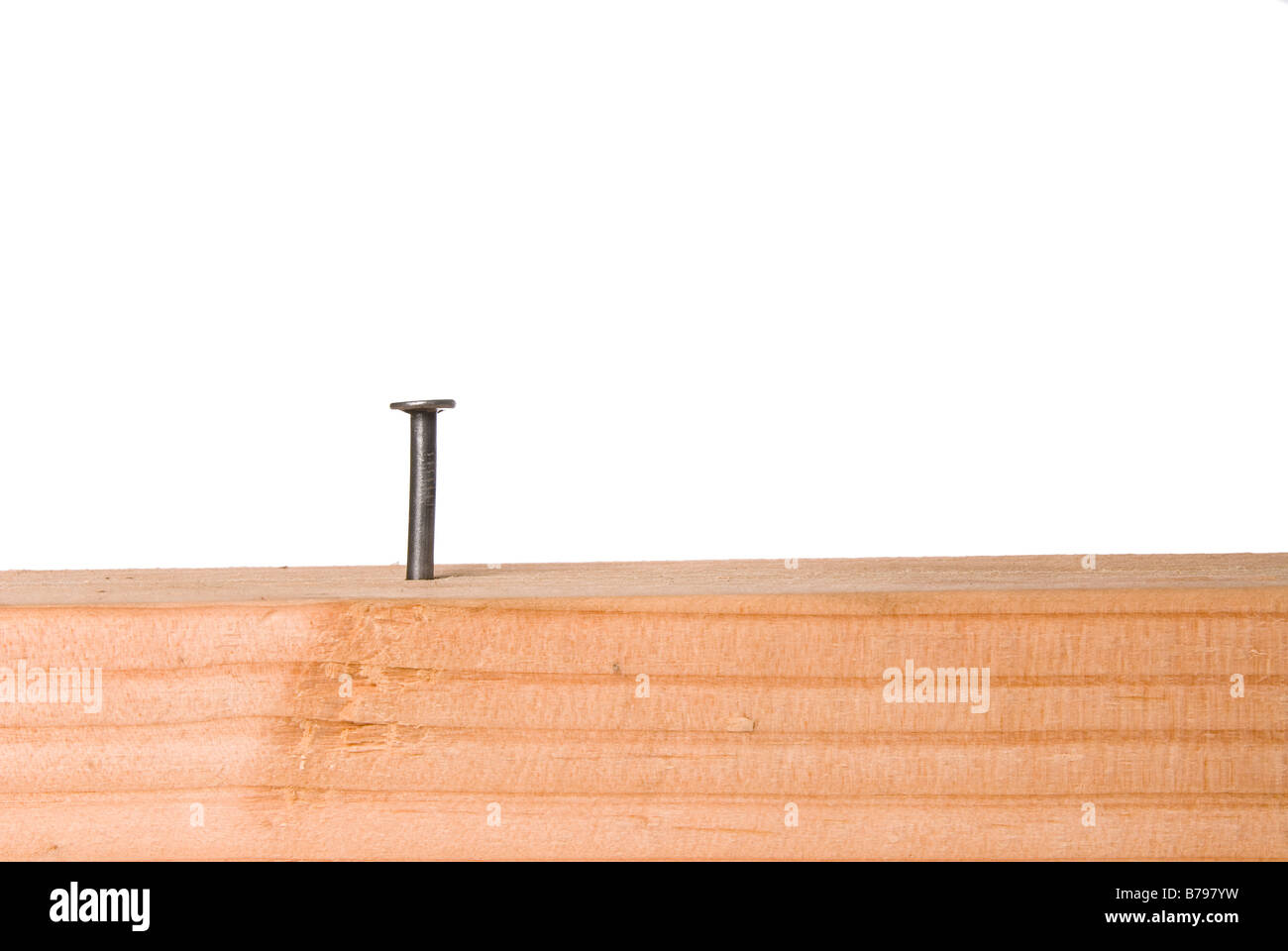 Un chiodo sporge da un fascio boschive Foto Stock