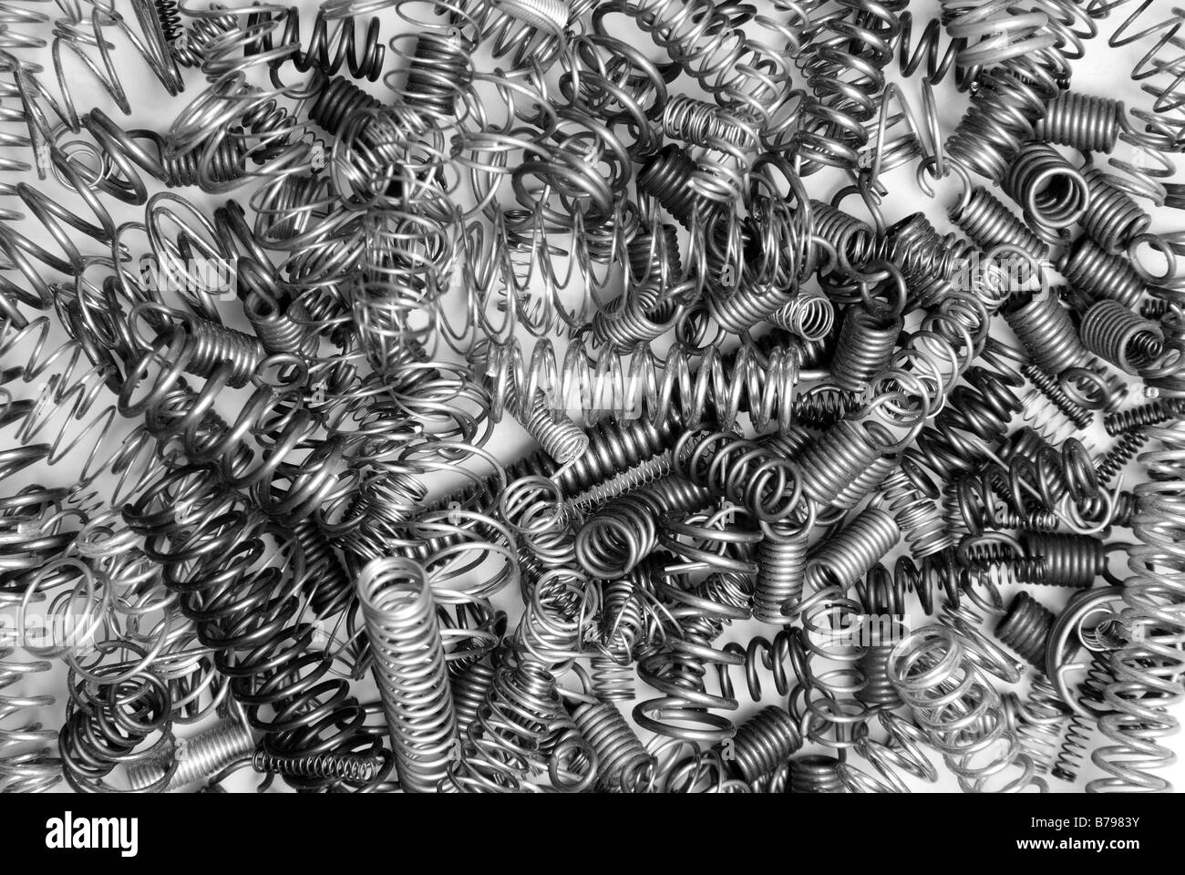 Una catasta di molle metalliche di varie dimensioni per uso come qualsiasi inferenza meccanica Foto Stock