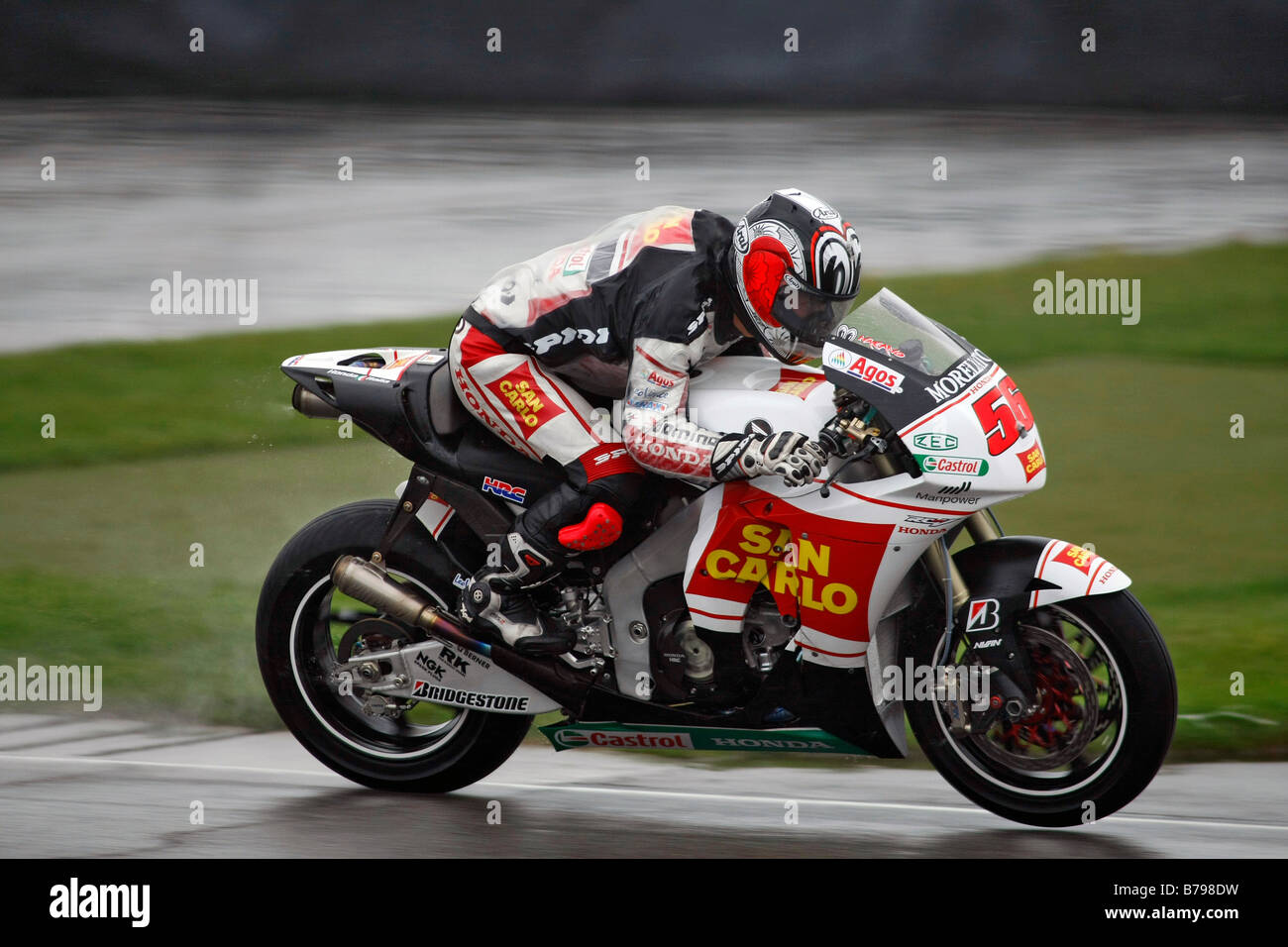 Shinya Nakano durante un wet sessione pratica. Foto Stock