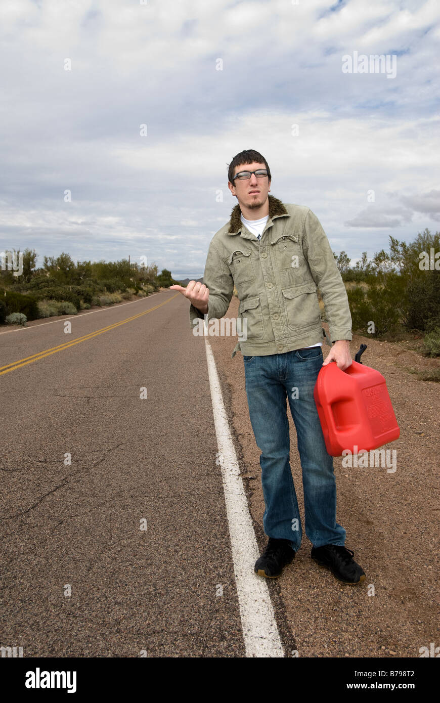 Un giovane uomo escursioni del sollevatore per la cattura di un giro per alcune benzine Foto Stock