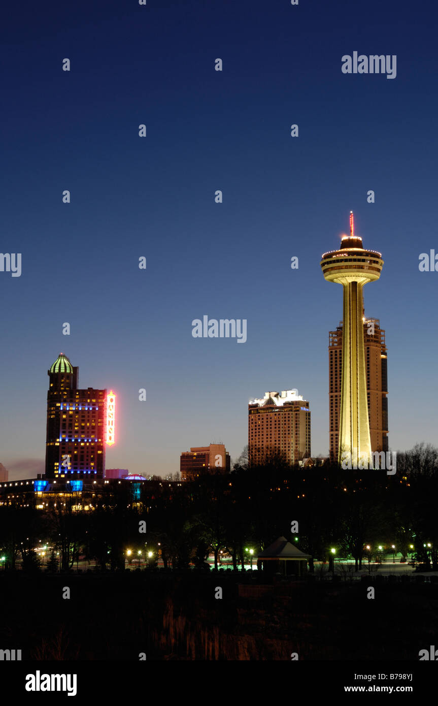 Twilight scenario delle Cascate del Niagara skyline della città Foto Stock
