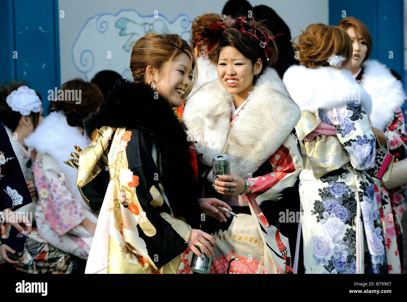 Kimono rivestita 20 anno di età le donne giapponesi gustare una birra e sigarette durante un evento per contrassegnare la venuta del giorno di età a Tokyo Foto Stock