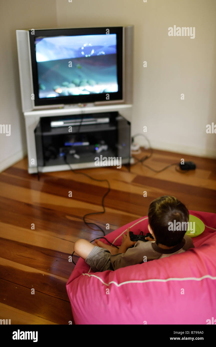6 anno vecchio ragazzo con Playstation 2 controller Dualshock Foto Stock