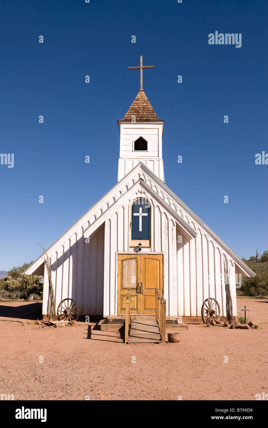 Un centinaio di anni la chiesa in legno nel deserto aperto Foto Stock