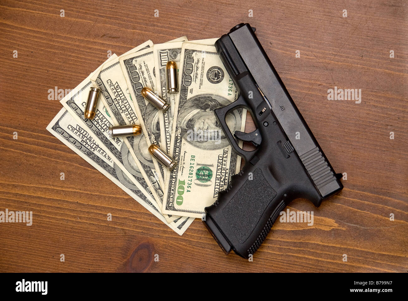 I proiettili in contanti e una pistola su un tavolo Foto Stock