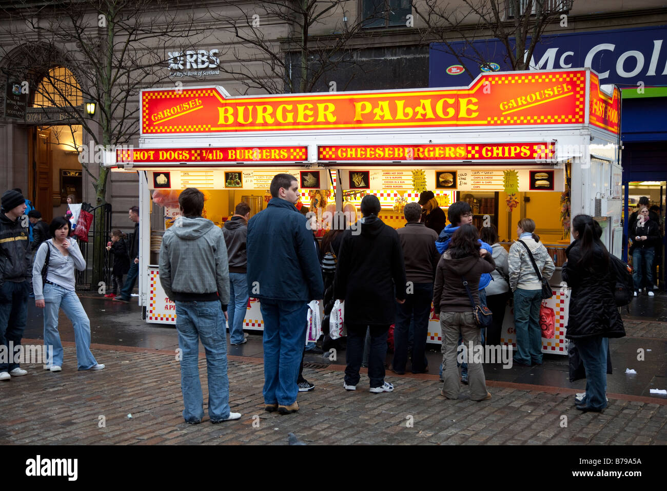 Coda per food & drink. Chip per la vendita Burger Palace un Mobile Snack Van o da asporto, Dundee, Scotland, Regno Unito Foto Stock