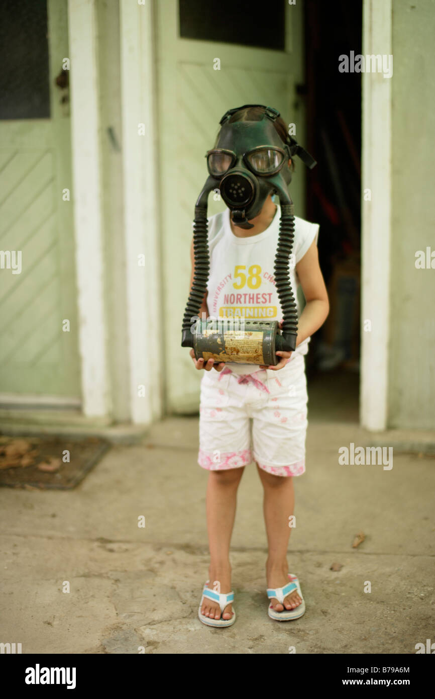 Bambina di cinque anni indossa maschera a gas Foto Stock