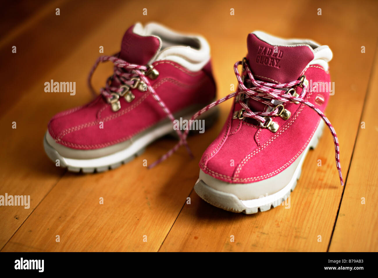 La ragazza rosa stivali per montare un bambino di cinque anni, Foto Stock