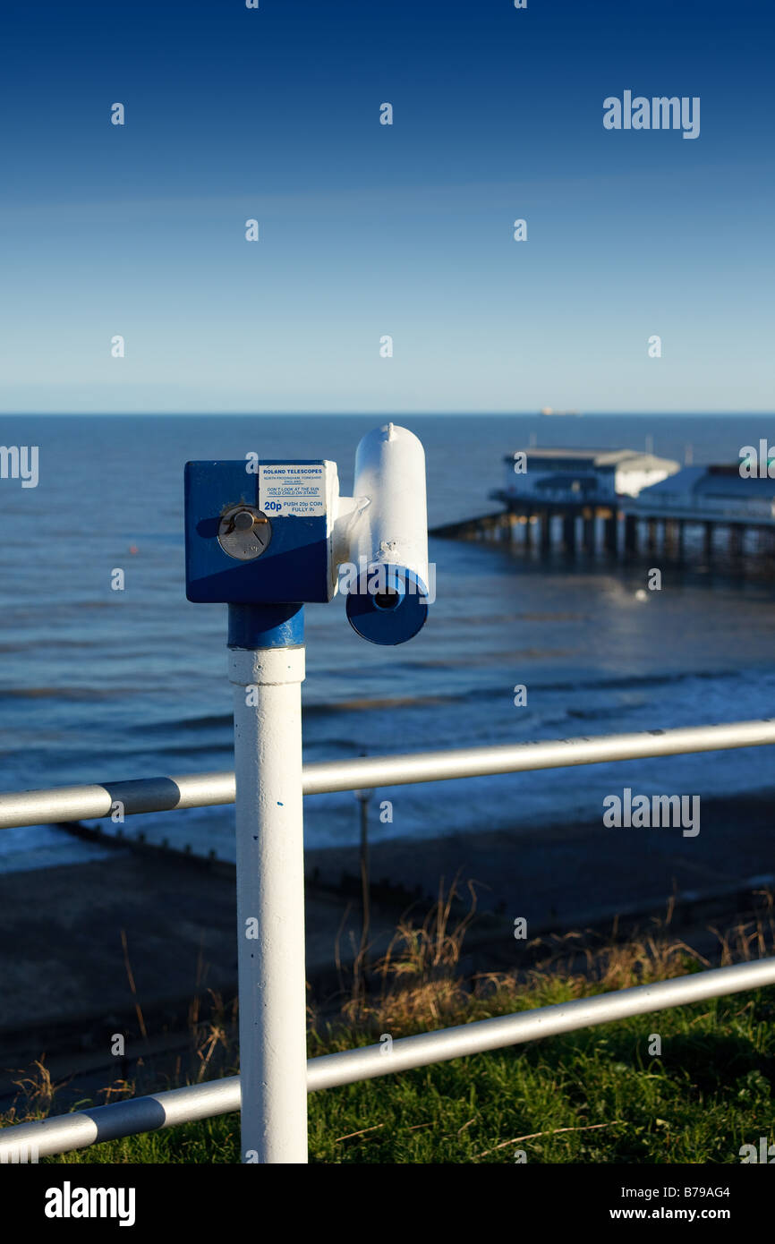 Un telescopio che guarda verso 'Cromer Pier' nord di Norfolk, Gran Bretagna Foto Stock