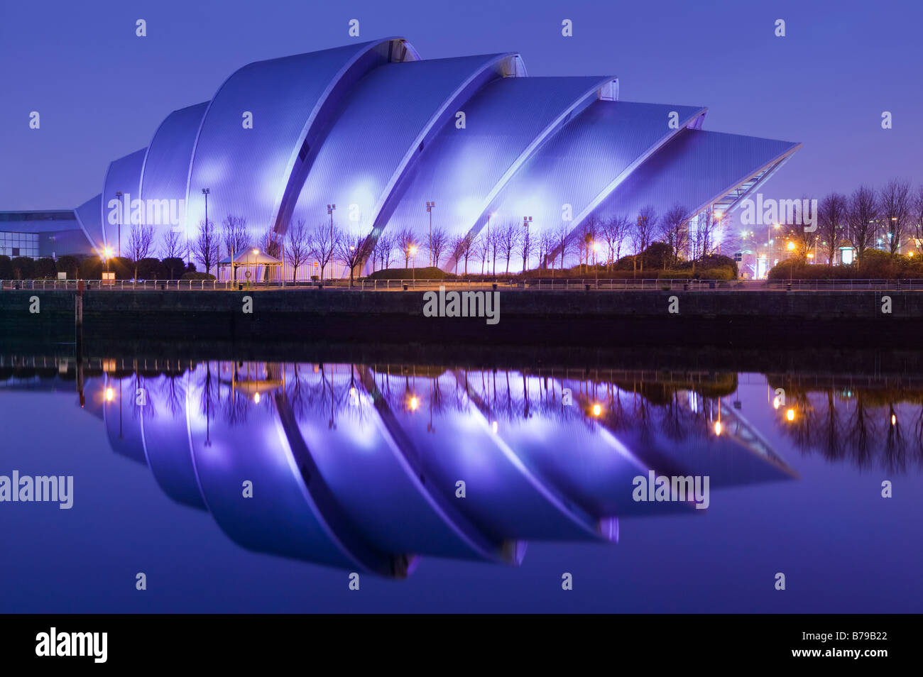 La Scottish Exhibition and Conference Centre si riflette nel fiume Clyde, Glasgow, Scotland, Regno Unito. Foto Stock