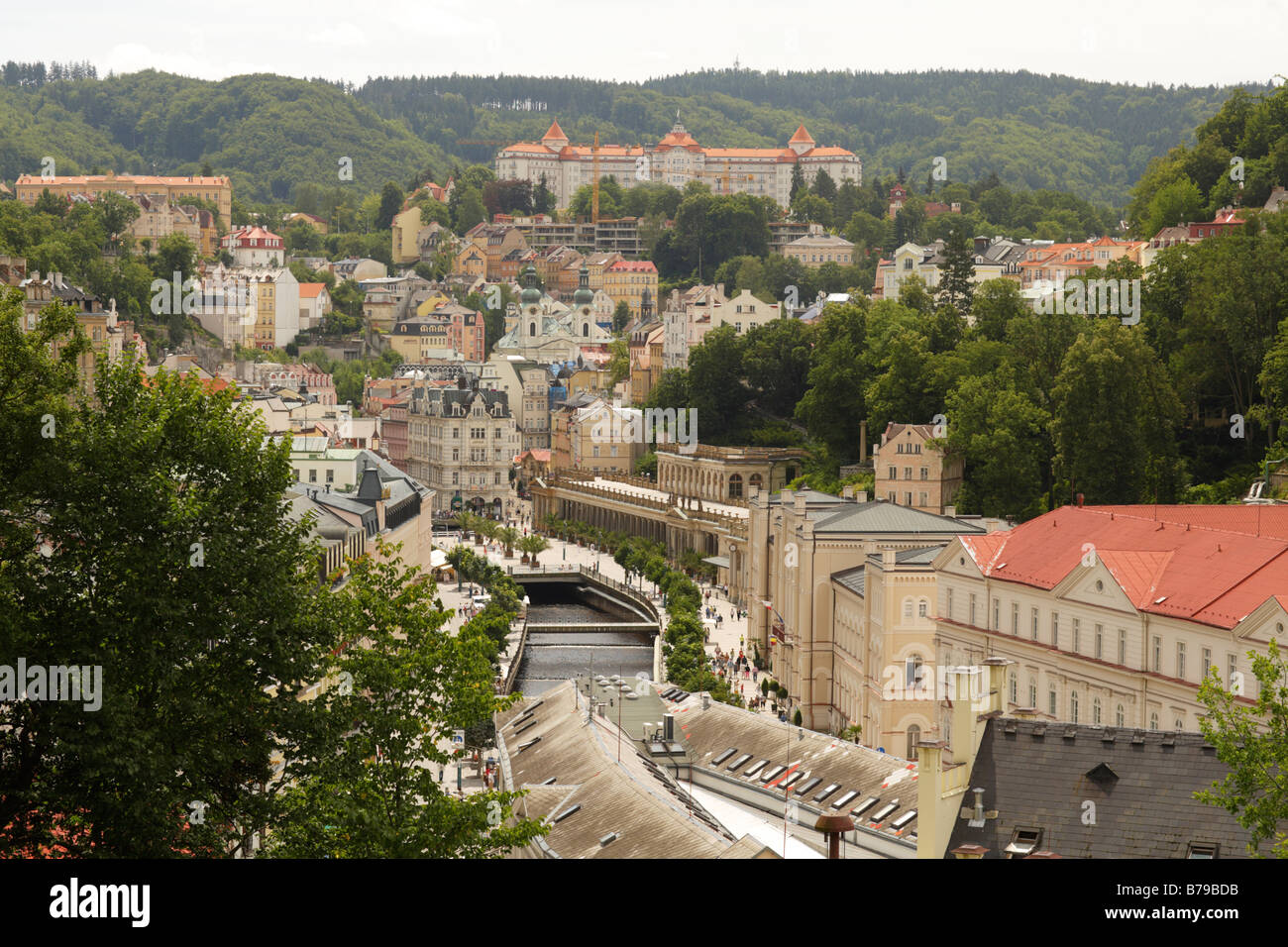 Europa Repubblica Ceca Boemia occidentale Karlovy Vary vista Città di Hotel Imperial mattina Foto Stock