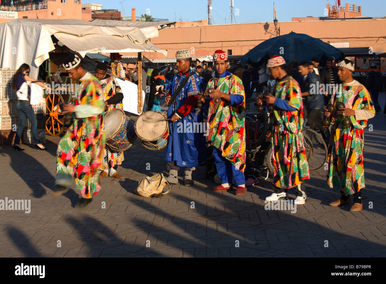 Artisti di strada in Lemaa el Fna a Marrakech, Marocco Foto Stock