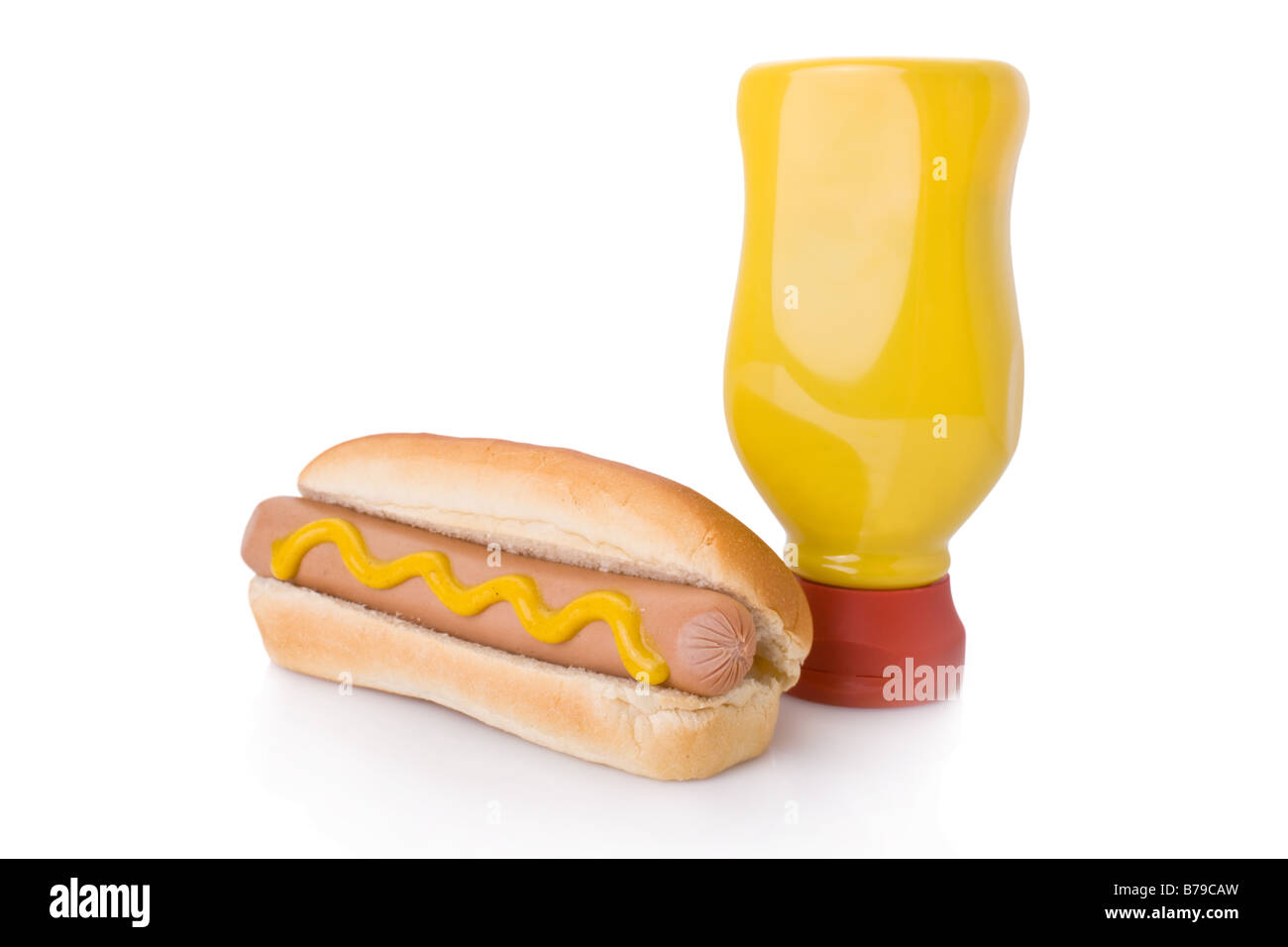 La senape hotdog e una bottiglia di senape isolato su uno sfondo bianco Foto Stock