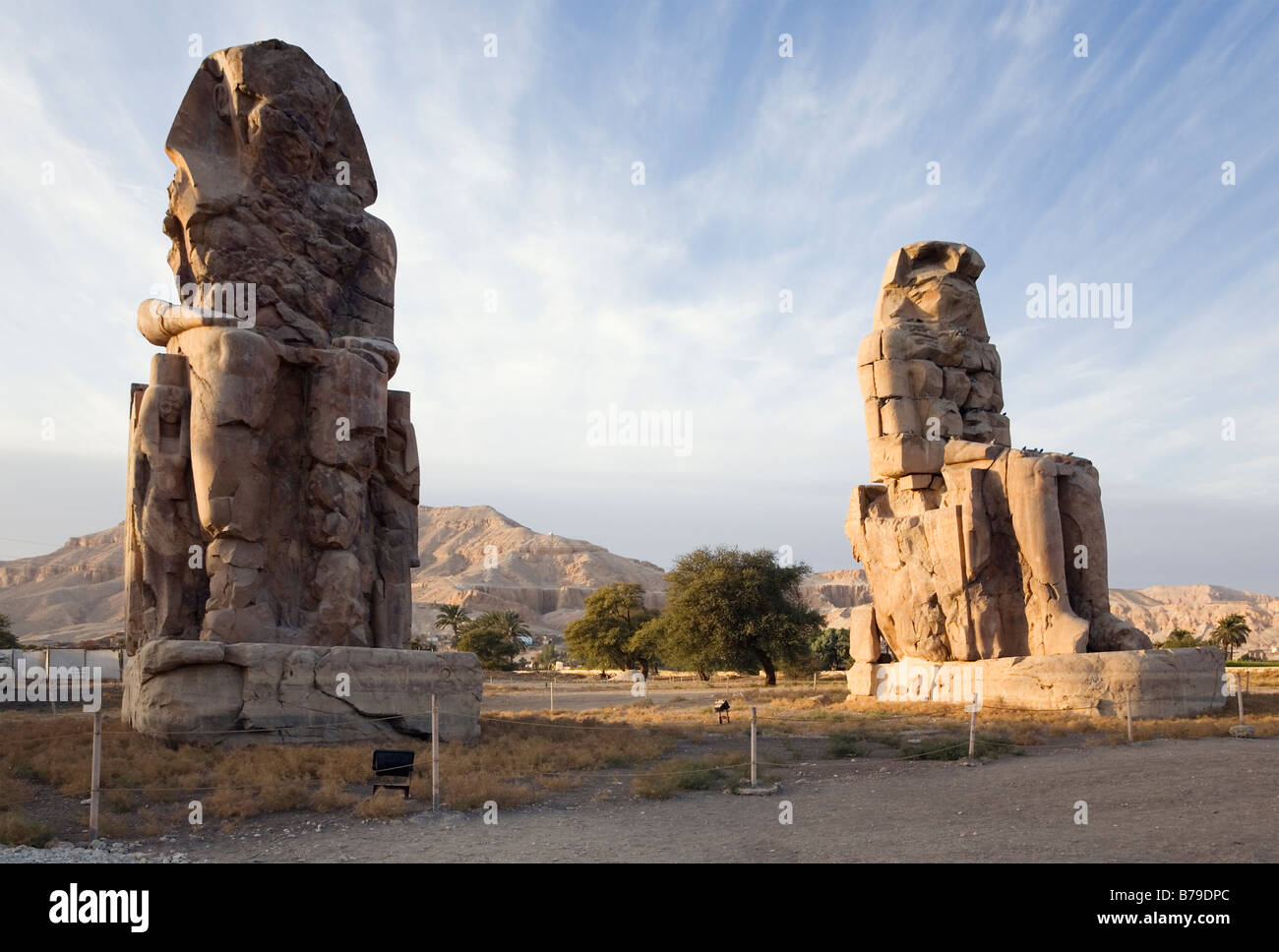 Tempio di Luxor Luxor Egitto. Colosso di Memnon Foto Stock