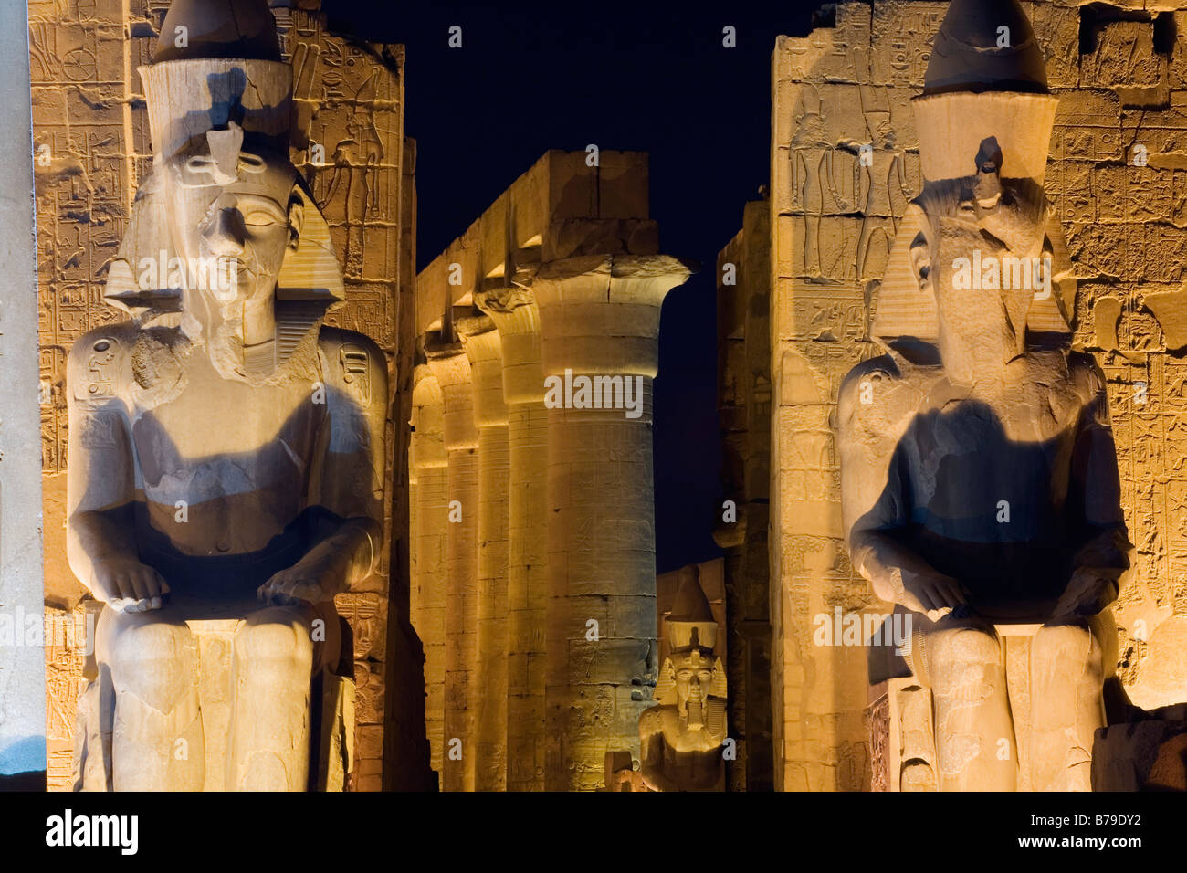Tempio di Luxor Luxor Egitto. Primo traliccio colossi di Ramesse II, crepuscolo Foto Stock