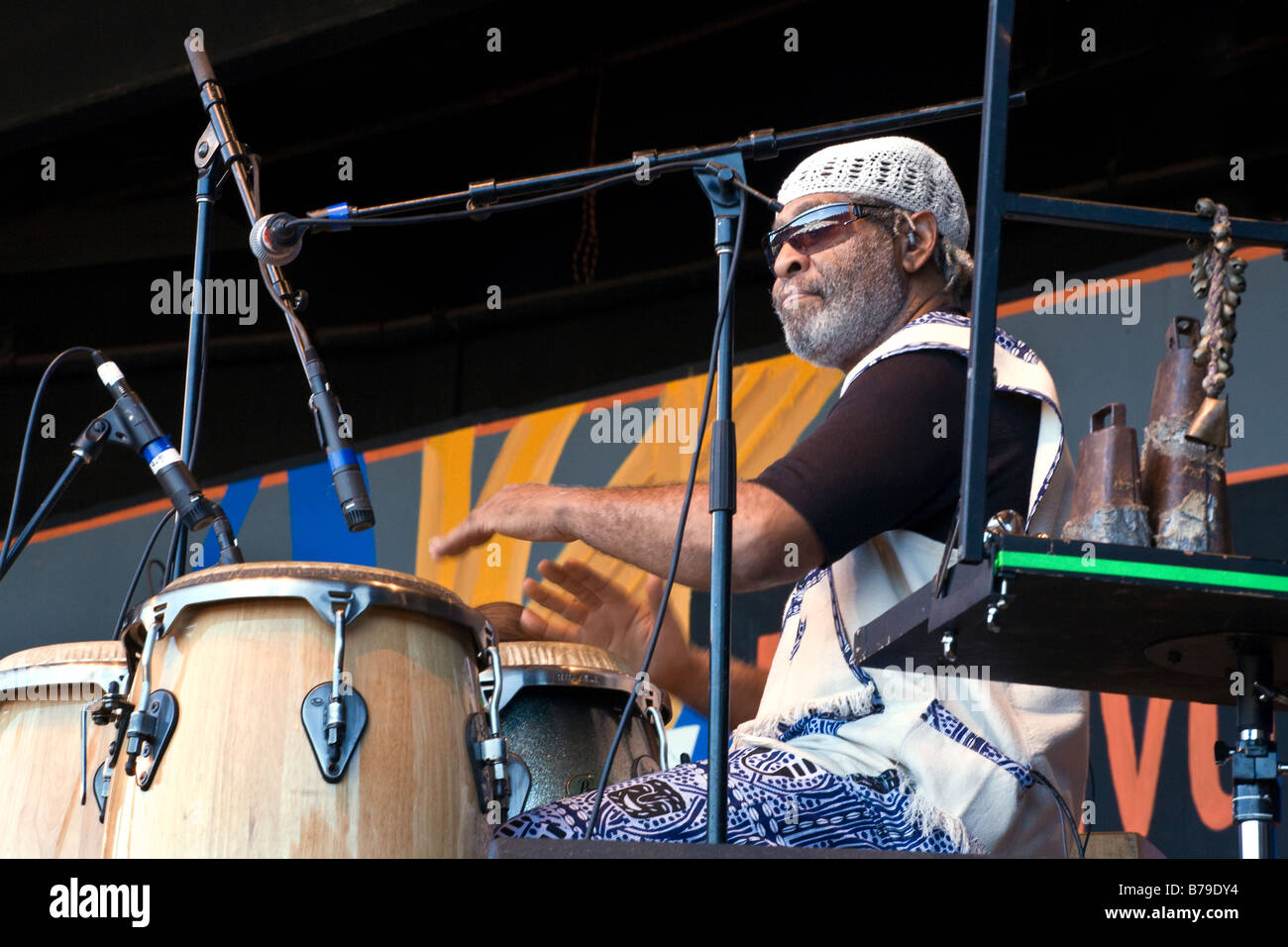 JAMAL THOMAS gioca conga tamburi per la Derek Trucks band presso il cinquantunesimo MONTEREY JAZZ FESTIVAL Monterey in California Foto Stock