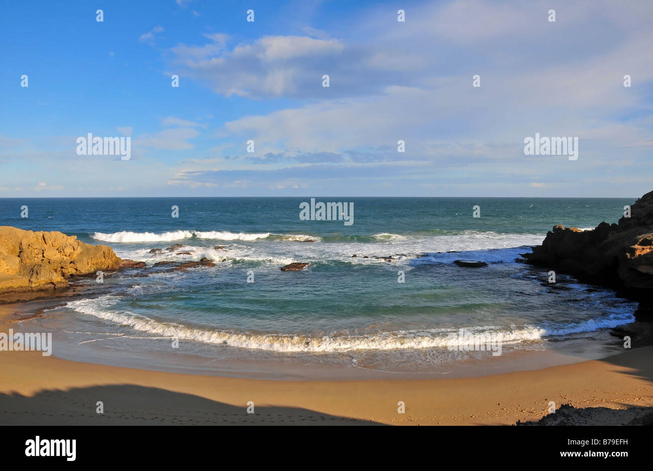 La rifrazione di onde in una piccola baia lungo la Sunshine Coast a Kenton-on-Sea, Sud Africa, guardando verso sud oltre Oceano Indiano Foto Stock