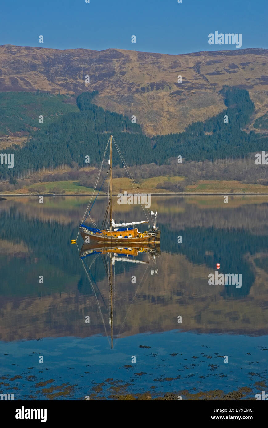 Vecchio yacht in legno Loch Leven a Ballachulish Highland Foto Stock