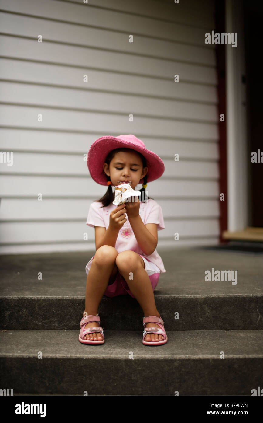Bambina di cinque anni a mangiare il gelato Foto Stock