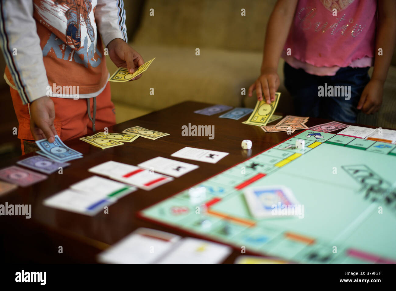 Bambini che giocano monopolio versione Regno Unito Foto Stock