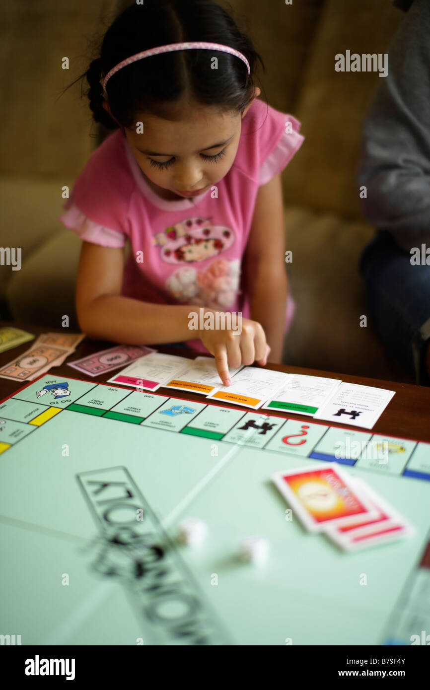 Bambini che giocano monopolio versione Regno Unito Foto Stock