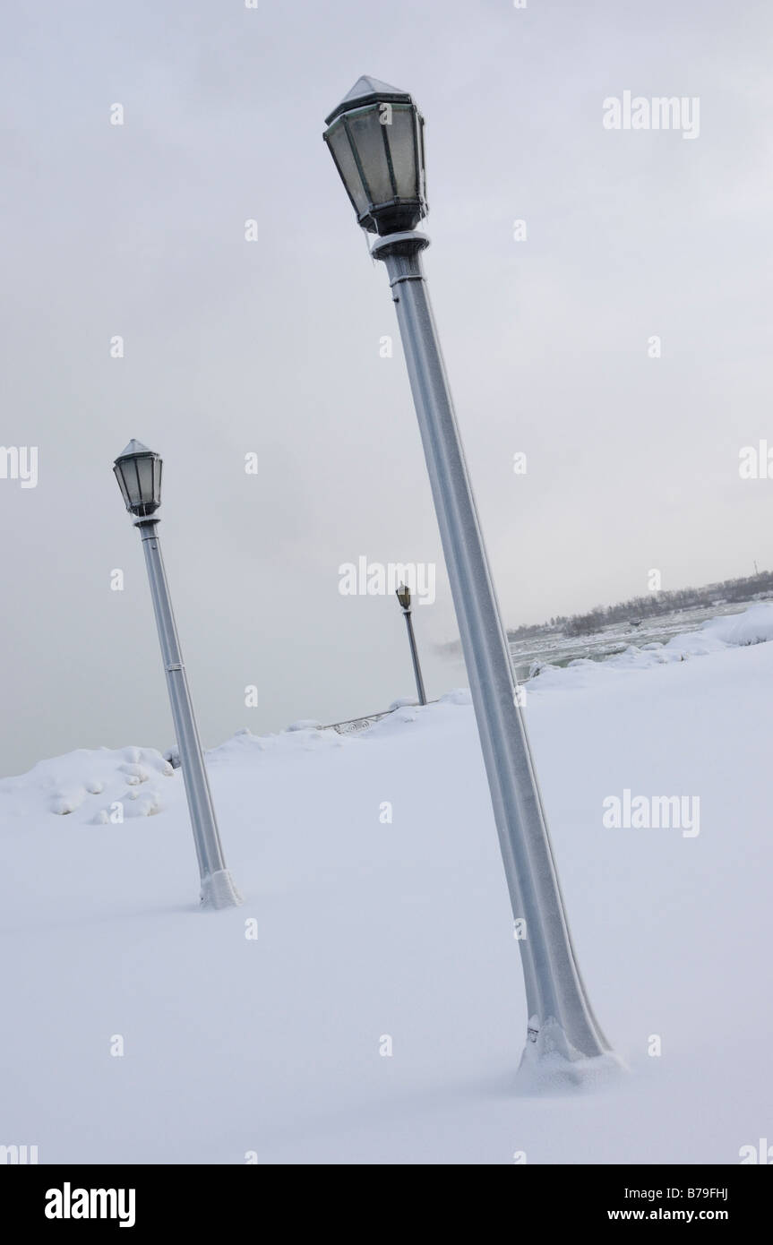 Lampade stradali su una coperta di neve street di Niagara Falls Foto Stock