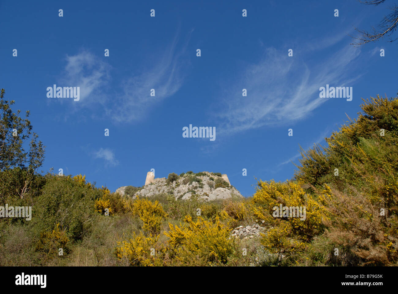 Vista di 12C castello moresco, Vall de Gallinera, Marina Alta, Provincia di Alicante, Comunidad Valenciana, Spagna Foto Stock