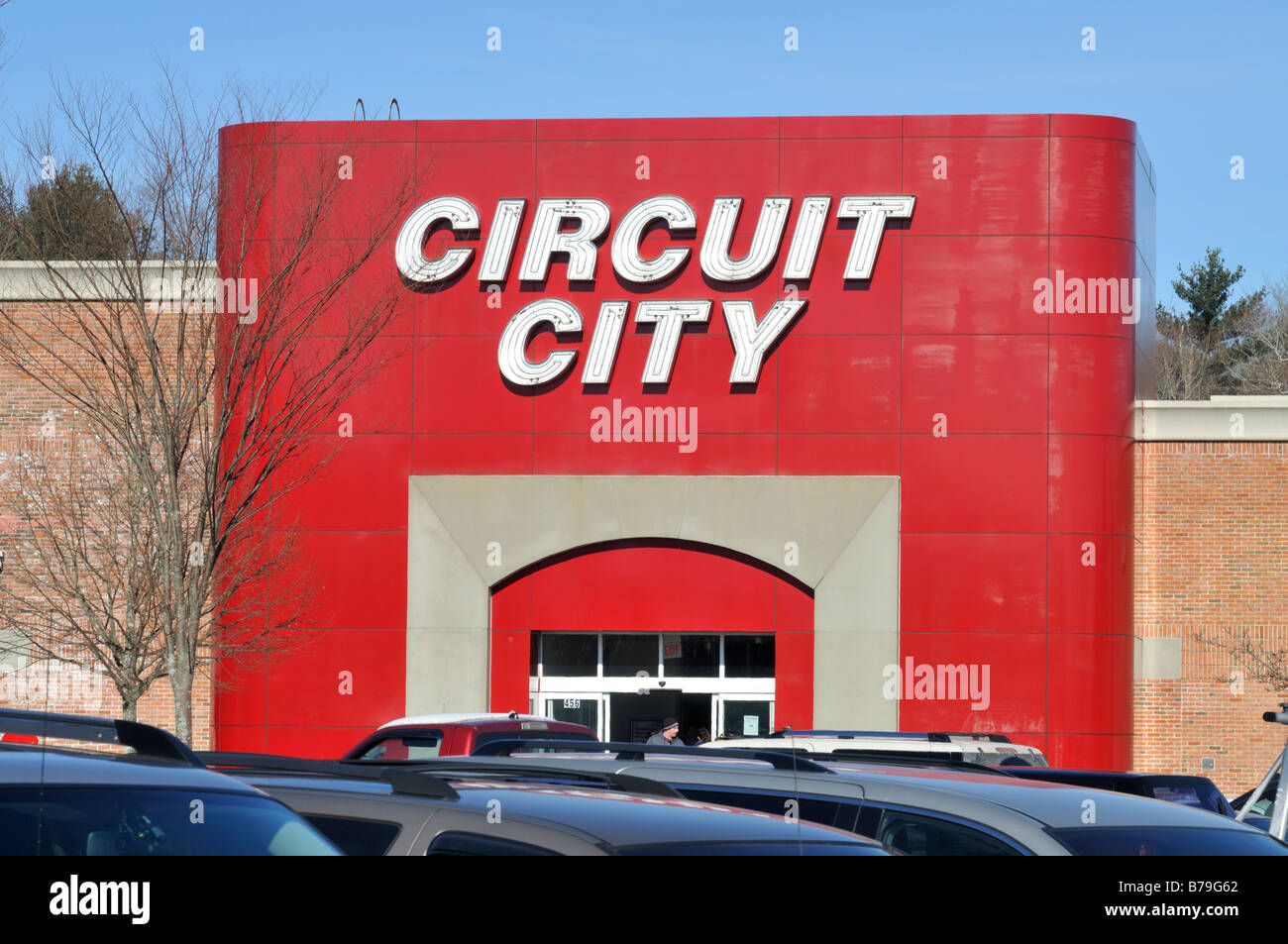 La facciata esterna del circuito cittadino retail store con segno NEGLI STATI UNITI Foto Stock La facciata esterna del circuito cittadino retail store con segno NEGLI STATI UNITI Foto Stock