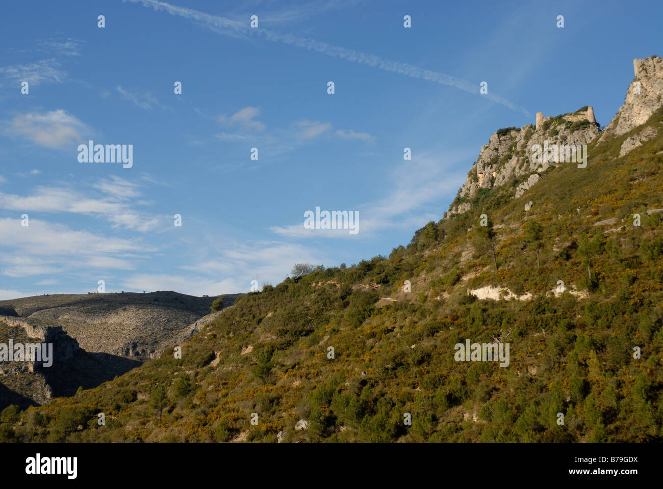 Vista di 12C castello moresco, Vall de Gallinera, Marina Alta, Provincia di Alicante, Comunidad Valenciana, Spagna Foto Stock