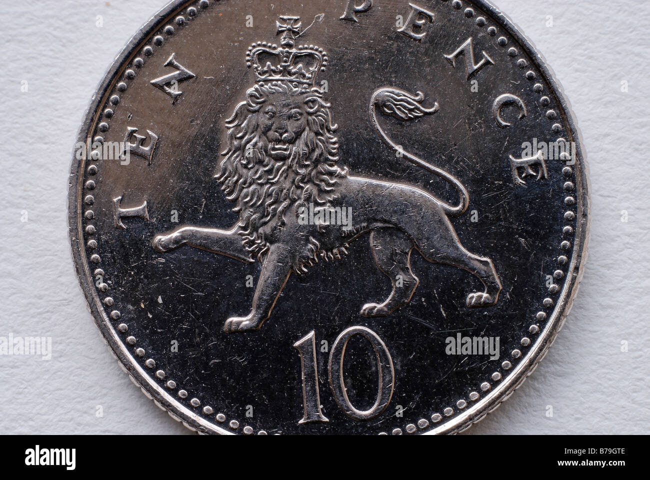 Close-up shot di uno British dieci pence pezzo bianco sulla superficie testurizzata Foto Stock