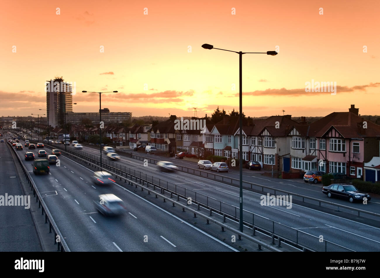 A3 a doppia carreggiata andando attraverso Tolworth al tramonto Surrey in Inghilterra REGNO UNITO Foto Stock