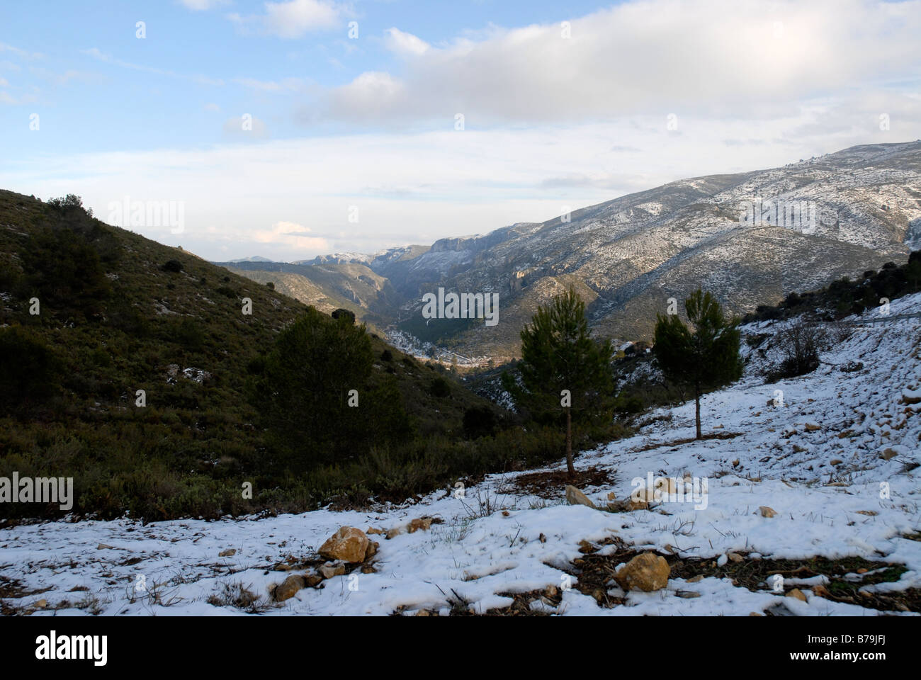 Vista della Serra de la Almudaina & neve, vicino Tollos, Marina Alta, Provincia di Alicante, Comunidad Valenciana, Spagna Foto Stock