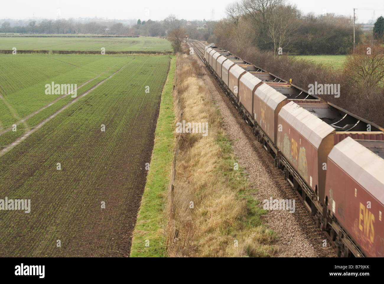 EWS DB Schenker treno merci passando Swarkestone Derbyshire in direzione di Burton on Trent tirando vuoto carri di carbone Foto Stock