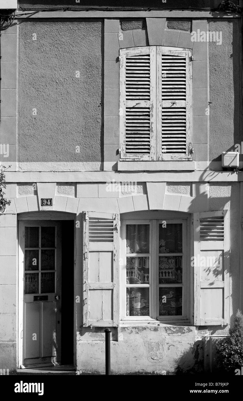 Tradizionale città francese casa con finestre con persiane in Normandia Touques Foto Stock