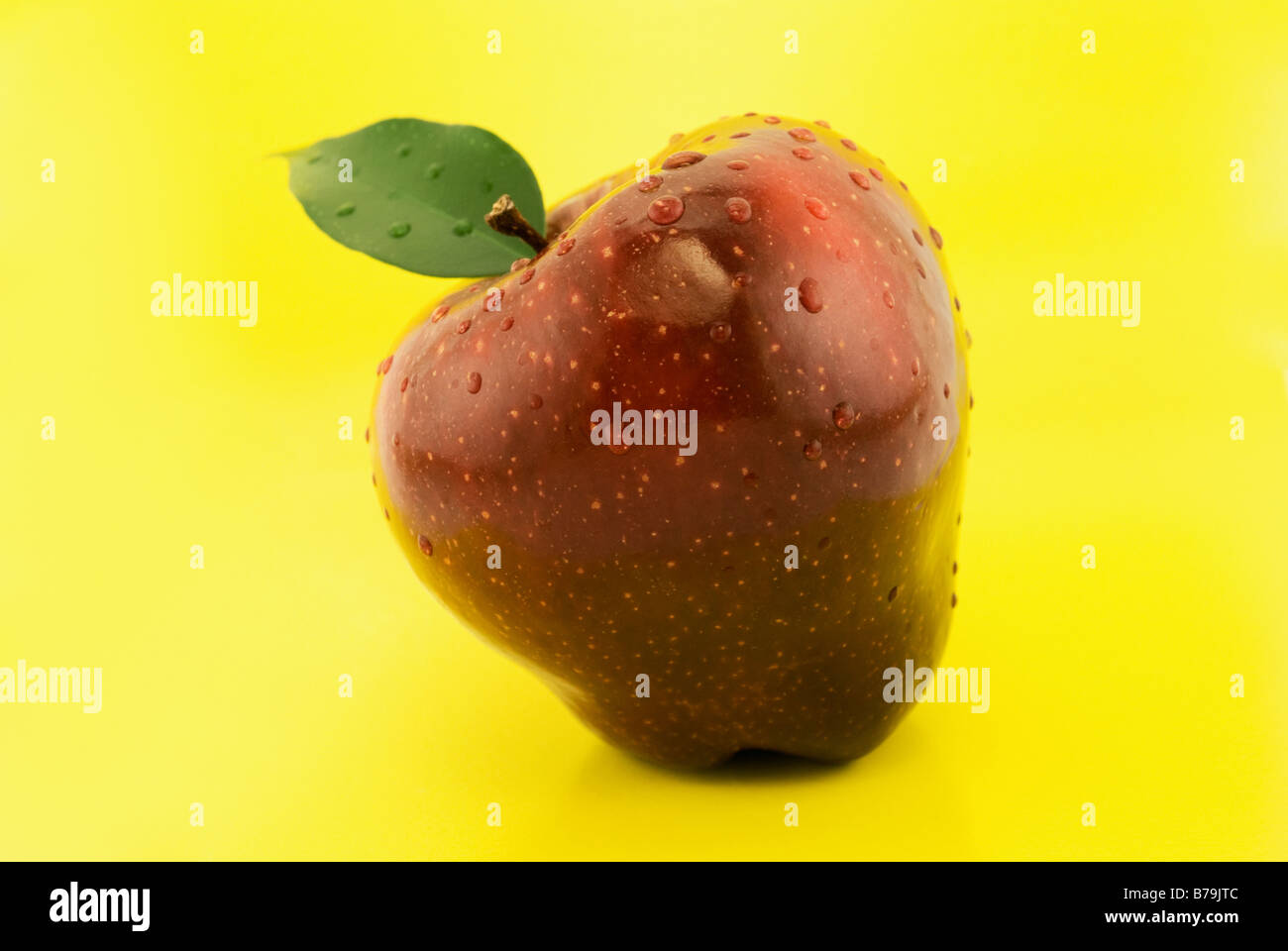 Apple con gocce di uno sfondo giallo Foto Stock